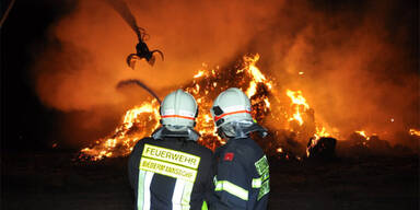 Erneut Strohballen neben A2 in Flammen