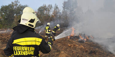 Erneut Strohballen neben A2 in Flammen