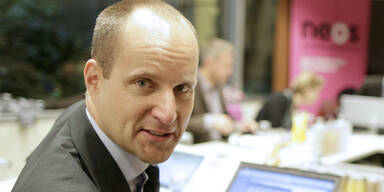 NEOS: Parteispenden absetzbar machen