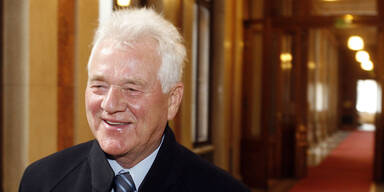 Frank Stronach mischt Länder auf