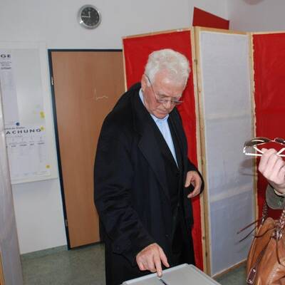 Der Milliardär bei der Stimmabgabe im Bezirk Baden