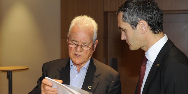 Stronach zeigt seinen Steuer-Akt