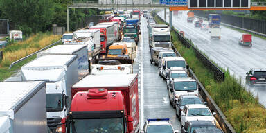 Regen ohne Ende: Stau-Hölle durch Lkw-Horror