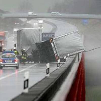 23:55 Zirkuszelt stürzt ein
