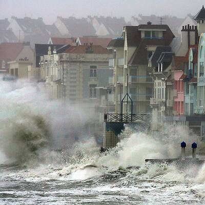 23:55 Zirkuszelt stürzt ein