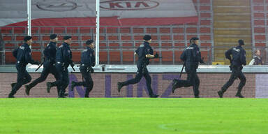 LASK-Chaoten stürmten den Platz