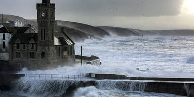 Sturm mit Riesenwellen in Großbritannien