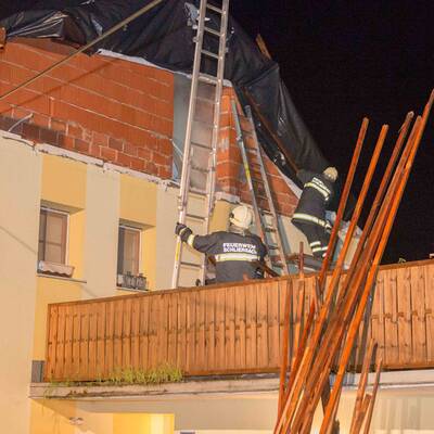 Im Bild: Die Florianijünger beim Aufräumen