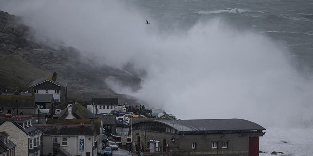 Sturm mit Riesenwellen in Großbritannien
