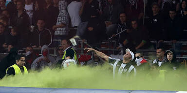 LASK-Chaoten stürmten den Platz