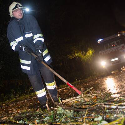 Im Bild: Die Florianijünger beim Aufräumen