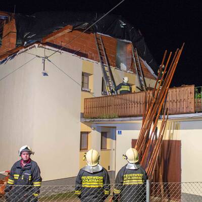 Im Bild: Die Florianijünger beim Aufräumen