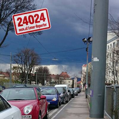 Planenanhänger wurde auf der B17 in Traiskirchen-Möllersdorf auf die Badener Bahn geschleudert