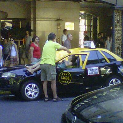 Frau überlebt 100m-Sturz