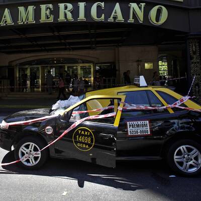 Frau überlebt 100m-Sturz