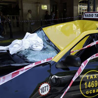 Frau überlebt 100m-Sturz