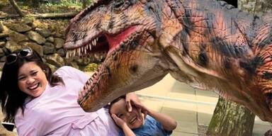 Sommern&auml;chte mit leuchtenden Dinos