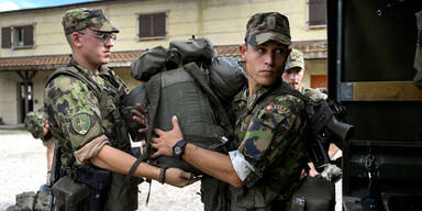 Schweizer stimmen für Wehrpflicht