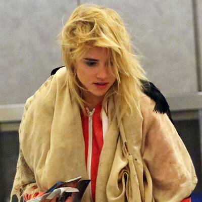 Suki Waterhouse am Flughafen