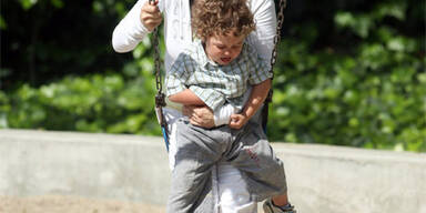 Alle Achtlinge in der Obhut ihrer Mutter