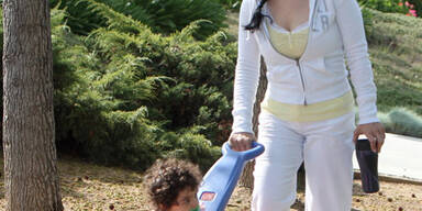 Alle Achtlinge in der Obhut ihrer Mutter