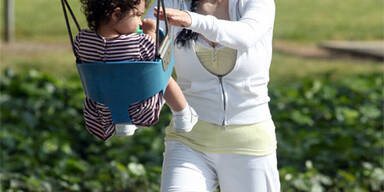 Alle Achtlinge in der Obhut ihrer Mutter