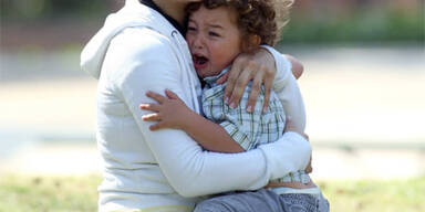 Alle Achtlinge in der Obhut ihrer Mutter