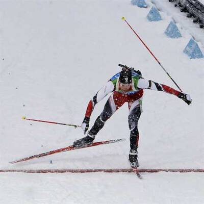 Biathleten laufen und schießen Silber