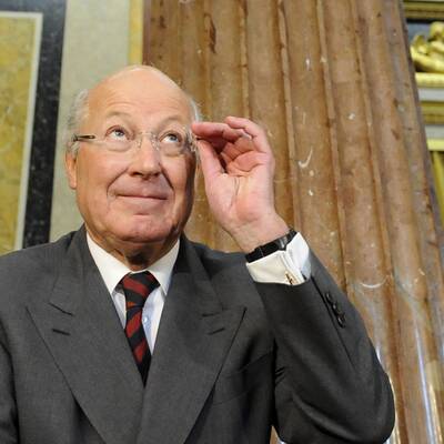 Parlaments-Mitarbeiter bringen die brisanten Akten in den Sitzungssaal