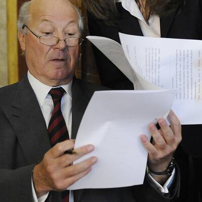 Parlaments-Mitarbeiter bringen die brisanten Akten in den Sitzungssaal