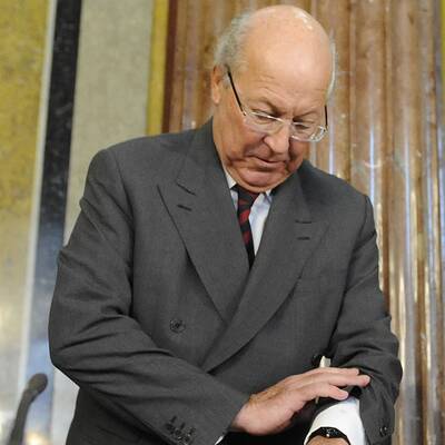 Parlaments-Mitarbeiter bringen die brisanten Akten in den Sitzungssaal