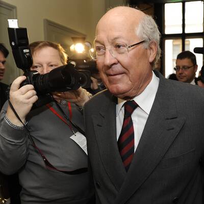 Parlaments-Mitarbeiter bringen die brisanten Akten in den Sitzungssaal