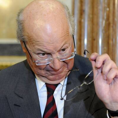 Parlaments-Mitarbeiter bringen die brisanten Akten in den Sitzungssaal