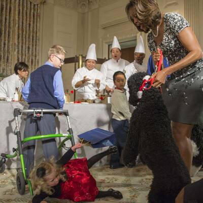 Obama-Hund wirft kleines Mädchen um