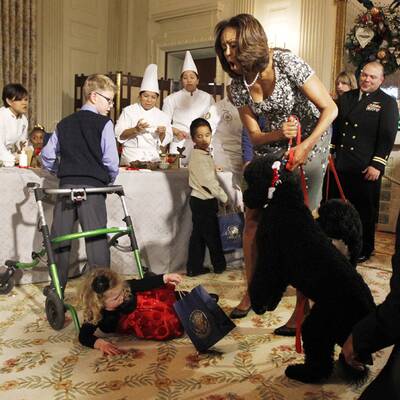 Obama-Hund wirft kleines Mädchen um