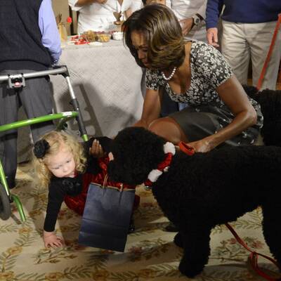 Obama-Hund wirft kleines Mädchen um
