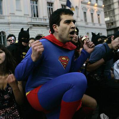 Superhelden demonstrieren für Bildung