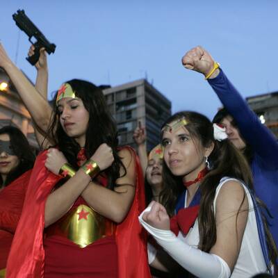 Superhelden demonstrieren für Bildung