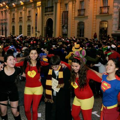 Superhelden demonstrieren für Bildung