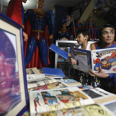 Mann lässt sich zu Superman operieren