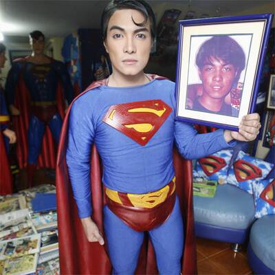 Mann lässt sich zu Superman operieren