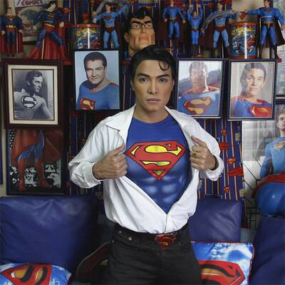 Mann lässt sich zu Superman operieren