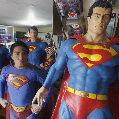 Mann lässt sich zu Superman operieren