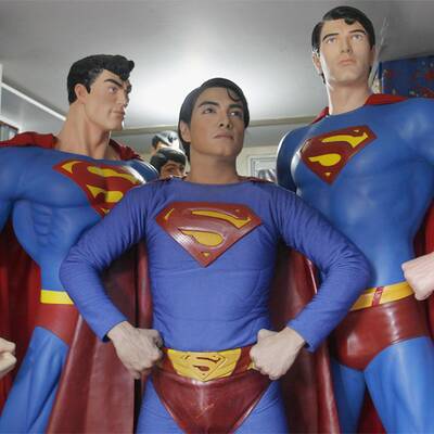 Mann lässt sich zu Superman operieren