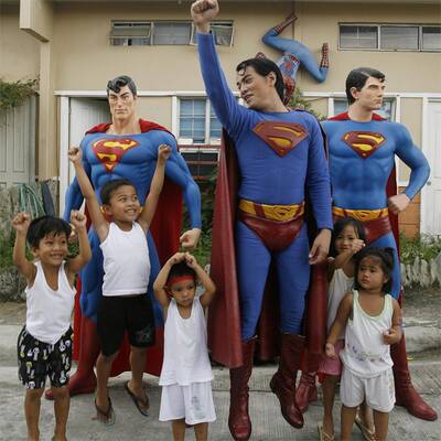 Mann lässt sich zu Superman operieren