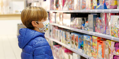 Kind im Supermarkt mit Maske