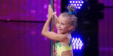 8-j&auml;hriges M&auml;dchen tanzt an der Stange