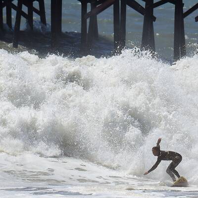 Ein Sanddamm an der Küste