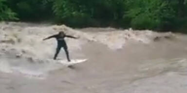 Total verrückt: Hochwasser-Surfen