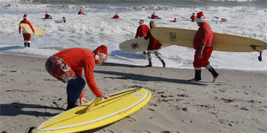 Weihnachtsm&auml;nner surfen in Florida